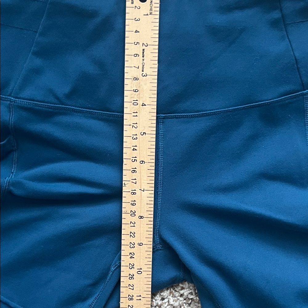 Like New! Oiselle Blue Teal Leggings with Mesh Panel Pockets in Size 4 - Picture 10 of 14